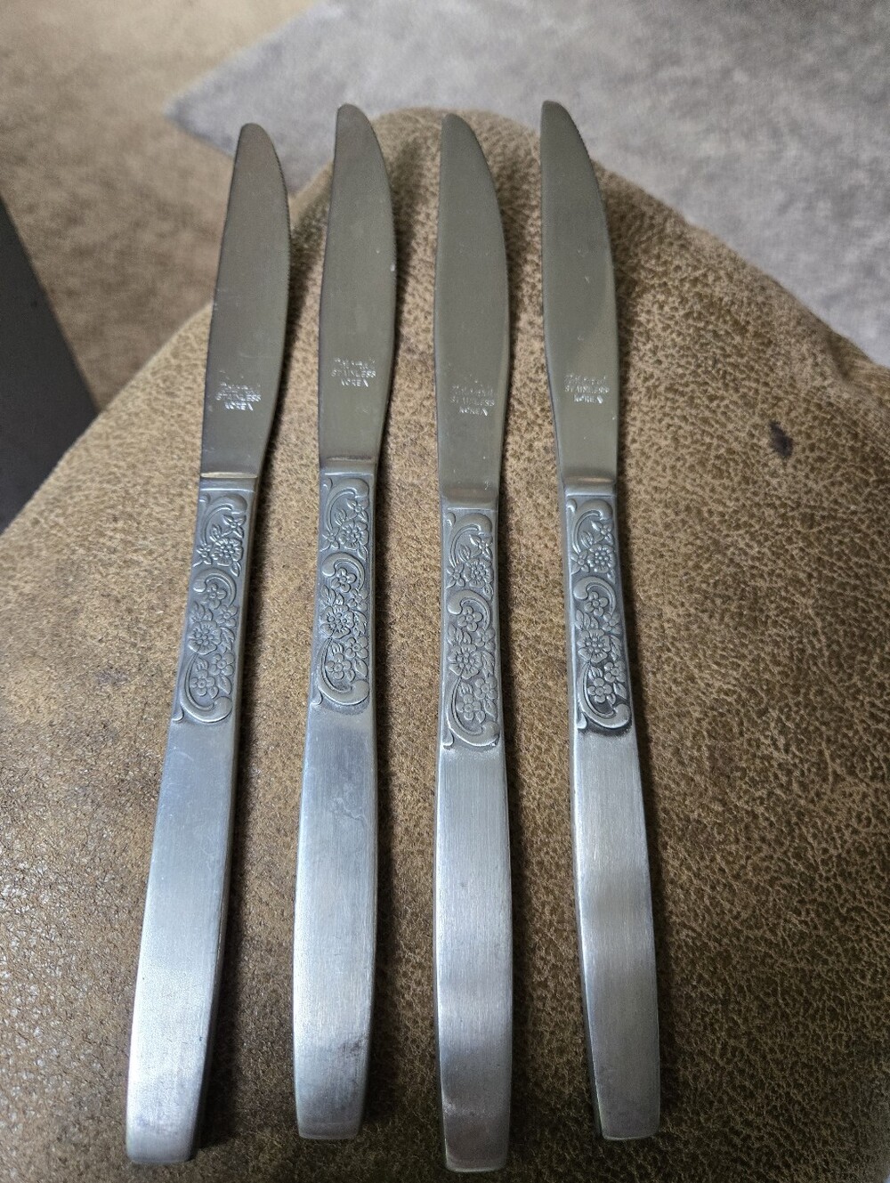 National Set of 4 Stainless Steel  Knives Donna Floral Handles Satin
